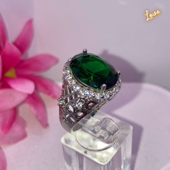 Stunning Emerald Zircon Chunky Cocktail Ring - Picture 2 of 11